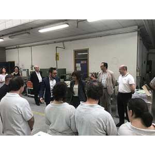 Nicola Valent (Presidente Legotecnica) accompagna Debora Serracchiani (Presidente Regione Friuli Venezia Giulia) nella visita alla Cooperativa sociale Legotecnica - Colloredo di Pasian di Prato 11/07/2017
