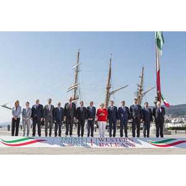 Paolo Gentiloni (Presidente Consiglio Ministri) con i rappresentanti UE e capi di Stato e di Governo partecipanti al Western Balkans Summit, in piazza Unità d'Italia - Trieste 12/07/2017