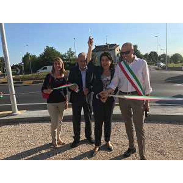 Mariella Moschione (Vicepresidente Consorzio ZIU), Mariagrazia Santoro (Assessore regionale Infrastrutture e Territorio), Nicola Turello (Sindaco Pozzuolo del Friuli) e Renzo Marinig (Presidente Consorzio ZIU) all'inaugurazione della rotatoria a intersezione tra la via Buttrio, in comune di Pozzuolo, e la strada provinciale 94 di Bicinicco - Pozzuolo del Friuli 13/07/2017