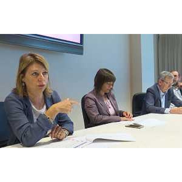 Maria Sandra Telesca (Assessore regionale Salute, Integrazione socio-sanitaria, Politiche sociali e Famiglia) e Debora Serracchiani (Presidente Regione Friuli Venezia Giulia) alla conferenza stampa sulle case di riposo - Udine 17/07/2017
