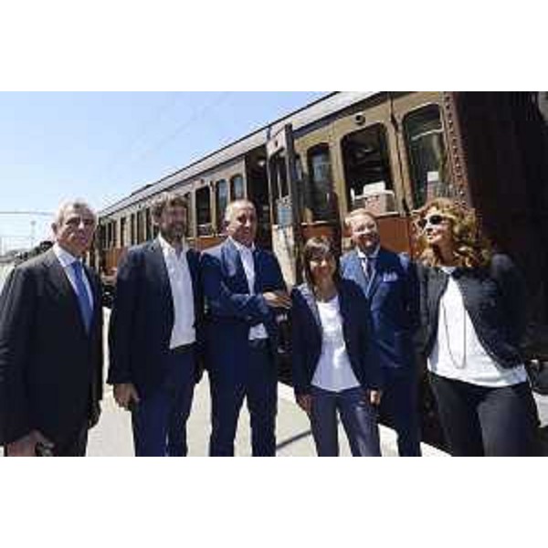 Mauro Moretti (Presidente Fondazione FS), Dario Franceschini (Ministro Beni e Attività Culturali e Turismo), Renato Mazzoncini (Amministratore delegato FS) e Debora Serracchiani (Presidente Regione Friuli Venezia Giulia) accanto a un treno storico del Museo Ferroviario - Trieste 18/07/2017