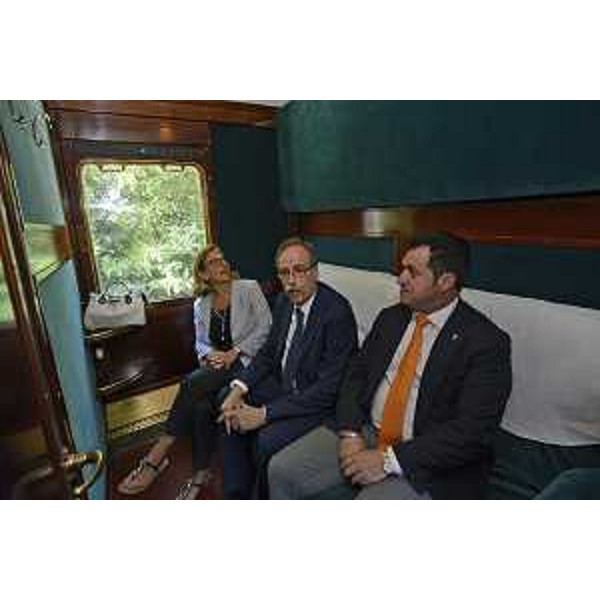 Gianni Torrenti (Assessore regionale Cultura, Sport e Solidarietà) e Franco Iacop (Presidente Consiglio regionale) a bordo di un treno storico sulla tratta Miramare-Campo Marzio - Trieste 18/07/2017
