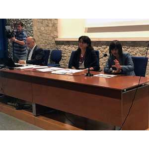 Mariagrazia Santoro (Assessore regionale Infrastrutture e Territorio) e Debora Serracchiani (Presidente Regione Friuli Venezia Giulia) all'incontro sul riavvio della linea ferroviaria Sacile-Gemona - Maniago 25/07/2017