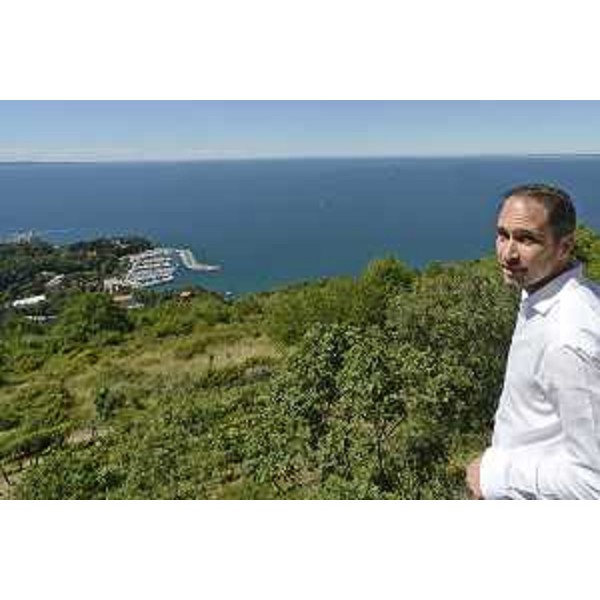 Cristiano Shaurli (Assessore regionale Risorse agricole e forestali) durante un sopralluogo nell'area che si affaccia sul Golfo di Trieste - Trieste 25/07/2017