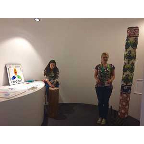 Rabat Zharkynay e Chubova Alina (Mosaiciste kazake) alla mostra con le opere della Scuola Mosaicisti del FVG all'Expo 2017 - Astana (Kazakistan) 03/08/2017