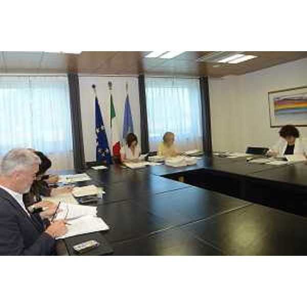 Paolo Panontin (Assessore regionale Autonomie locali e Coordinamento Riforme, Comparto unico, Sistemi informativi, Caccia e Risorse ittiche, delegato Protezione civile), Sara Vito (Assessore regionale Ambiente ed Energia), Debora Serracchiani (Presidente Regione Friuli Venezia Giulia), Gabriella Di Blas (Segretario generale Presidenza Regione FVG) e Loredana Panariti (Assessore regionale Lavoro, Formazione, Istruzione, Pari Opportunità, Politiche giovanili, Ricerca e Università) durante la riunione della Giunta regionale - Udine 04/08/2017