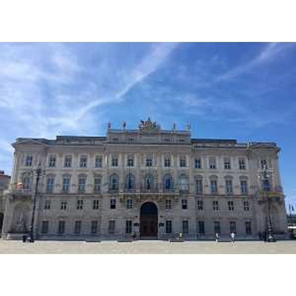 Il Palazzo della Regione con le bandiere a mezz'asta in segno di lutto per le vittime degli attentati di Barcellona e Cambrils - Trieste 18/08/2017