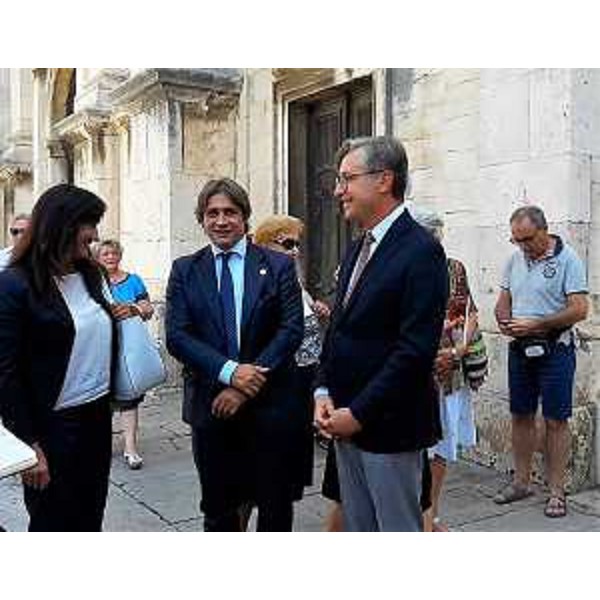 Laura Garavini (Deputata), Fabrizio Somma (Presidente Università popolare Trieste) e Francesco Peroni (Assessore regionale Finanze, Patrimonio, Coordinamento e Programmazione Politiche economiche e comunitarie) alla commemorazione della strage di Vergarolla - Pola 18/08/2017