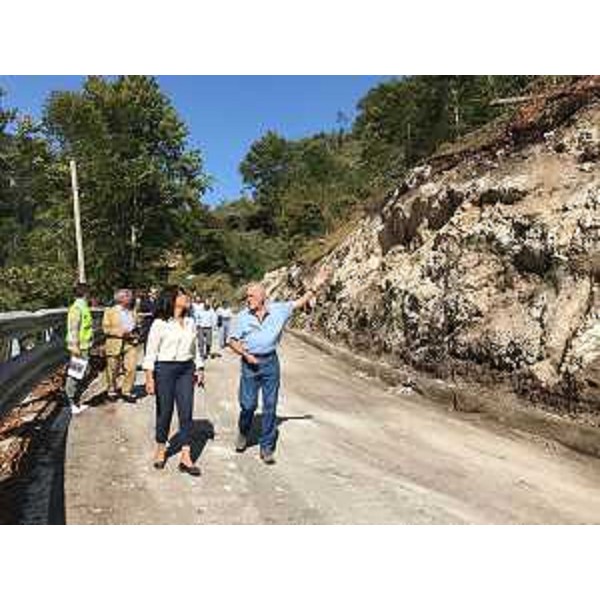 Mariagrazia Santoro (Assessore regionale Infrastrutture e Territorio) e Sergio Chinese (Sindaco Resia) durante il sopralluogo sulla strada tra il passo Tanamea e il bivio per Uccea - Resia 24/08/2017
