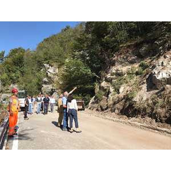 Mariagrazia Santoro (Assessore regionale Infrastrutture e Territorio) e Sergio Chinese (Sindaco Resia) durante il sopralluogo sulla strada tra il passo Tanamea e il bivio per Uccea - Resia 24/08/2017