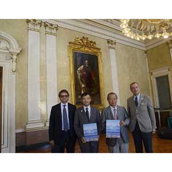 Sergio Bolzonello (Vicepresidente Regione FVG e assessore Attività produttive, Turismo e Cooperazione) e Zeno D'Agostino (Presidente Autorità sistema portuale Mare Adriatico Orientale) con due delegati della Prefettura giapponese di Shizuoca in occasione della firma di un protocollo di collaborazione tra gli scali di Trieste e Shimizu - Trieste 25/08/2017