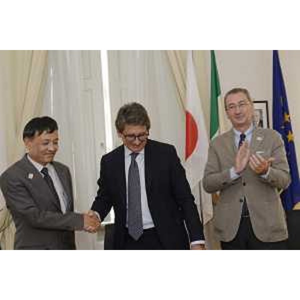 Sergio Bolzonello (Vicepresidente Regione FVG e assessore Attività produttive, Turismo e Cooperazione) e Zeno D'Agostino (Presidente Autorità sistema portuale Mare Adriatico Orientale) con un delegato della Prefettura giapponese di Shizuoca in occasione della firma di un protocollo di collaborazione tra gli scali di Trieste e Shimizu - Trieste 25/08/2017