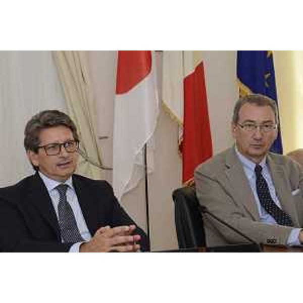 Zeno D'Agostino (Presidente Autorità sistema portuale Mare Adriatico Orientale) e Sergio Bolzonello (Vicepresidente Regione FVG e assessore Attività produttive, Turismo e Cooperazione) in occasione della firma di un protocollo di collaborazione tra gli scali di Trieste e Shimizu - Trieste 25/08/2017