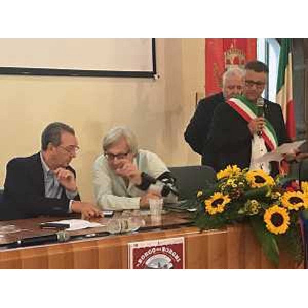 Sergio Bolzonello (Vicepresidente Regione FVG e assessore Attività produttive, Turismo e Cooperazione), Vittorio Sgarbi (Critico d'arte) e Fabio Di Bernardo (Sindaco Venzone) all'evento "Il Borgo dei Borghi" - Venzone 27/08/2017