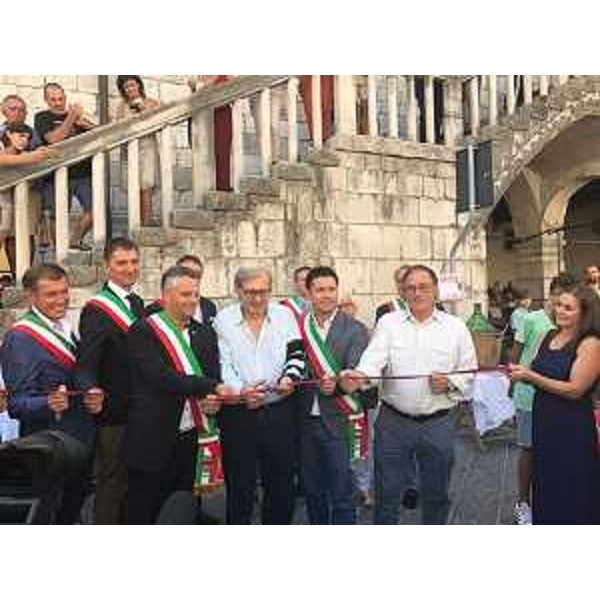 Vittorio Sgarbi (Critico d'arte) con i sindaci dei 10 borghi più belli del Friuli Venezia Giulia alla manifestazione "Il Borgo dei Borghi" - Venzone 27/08/2017