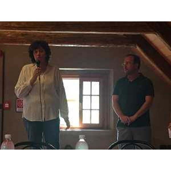 Loredana Panariti (Assessore regionale Lavoro, Formazione, Istruzione, Pari Opportunità, Politiche giovanili, Ricerca e Università) e William Cisilino (Direttore Agenzia Regionale Lingua Friulana - ARLeF) all'inaugurazione del corso formativo estivo Scuele d'Avost - Aplis di Ovaro 28/08/2017 