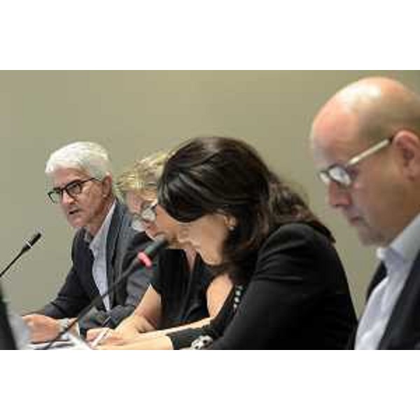 Mariagrazia Santoro (Assessore regionale Infrastrutture e Territorio) e Vittorino Boem (Presidente IV Commissione) all'audizione di rappresentanti di Confartigianato FVG, Cooperativa Lybra e Dionea Cohousing sul Regolamento che individua criteri, modalità e incentivi diretti a sostenere le iniziative di autorecupero, coabitare sociale e sviluppo di forme del costruire e dell'abitare, in IV Commissione consiliare - Trieste 29/08/2017