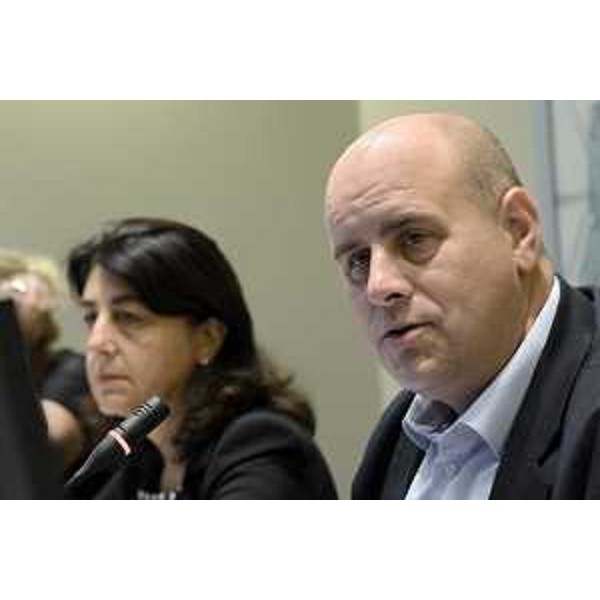 Mariagrazia Santoro (Assessore regionale Infrastrutture e Territorio) e Vittorino Boem (Presidente IV Commissione) all'audizione di rappresentanti di Confartigianato FVG, Cooperativa Lybra e Dionea Cohousing sul Regolamento che individua criteri, modalità e incentivi diretti a sostenere le iniziative di autorecupero, coabitare sociale e sviluppo di forme del costruire e dell'abitare, in IV Commissione consiliare - Trieste 29/08/2017