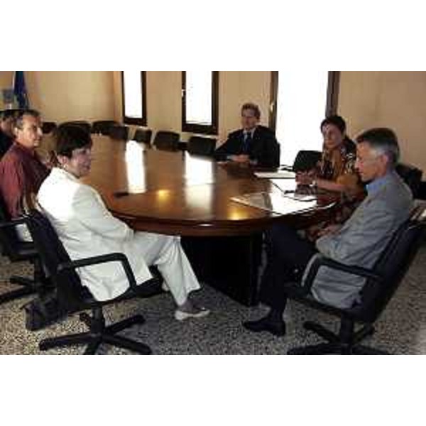 Riccardo Illy (Presidente Regione Friuli Venezia Giulia) incontra Giovanna Maria Carnera (Pordenone, 21/07/05)