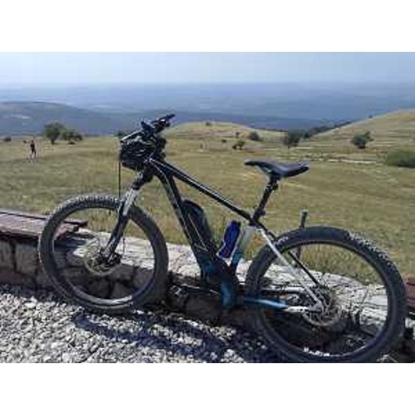 Una bicicletta a pedalata assistita