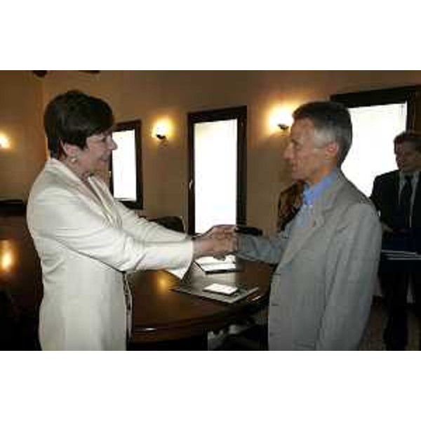 Riccardo Illy (Presidente Regione Friuli Venezia Giulia) incontra Giovanna Maria Carnera (Pordenone, 21/07/05)