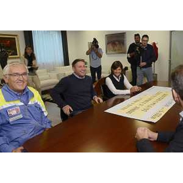 Debora Serracchiani (Presidente Regione Friuli Venezia Giulia) riceve da Giorgio Sincerotto (Sindaco Buttrio) una donazione per la scuola materna di Sarnano (Macerata) - Udine 11/09/2017