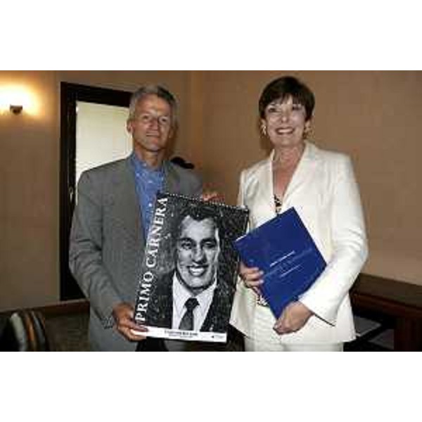 Riccardo Illy (Presidente Regione Friuli Venezia Giulia) incontra Giovanna Maria Carnera (Pordenone, 21/07/05)