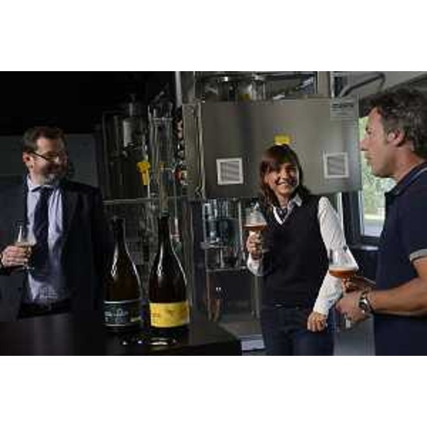 Debora Serracchiani (Presidente Regione Friuli Venezia Giulia) e Enio Agnola (Consigliere regionale FVG) visitano il birrificio Garlatti Costa - Forgaria nel Friuli 11/09/2017
