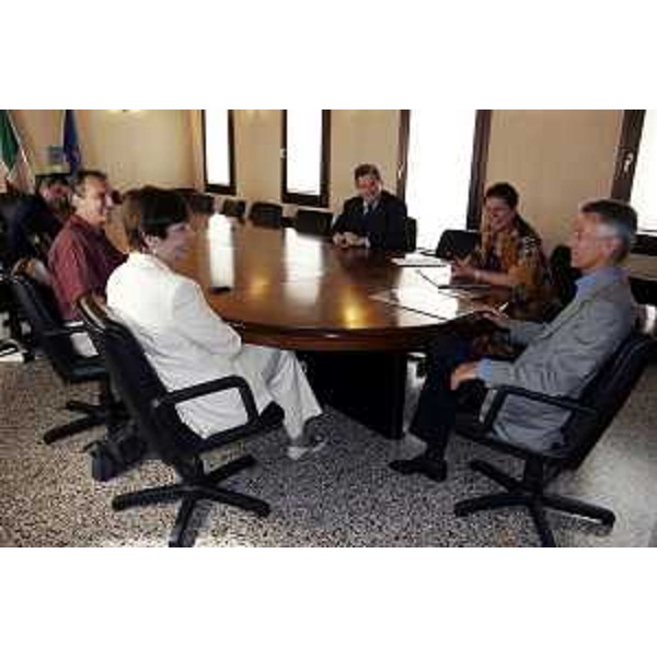 Riccardo Illy (Presidente Regione Friuli Venezia Giulia) incontra Giovanna Maria Carnera (Pordenone, 21/07/05)