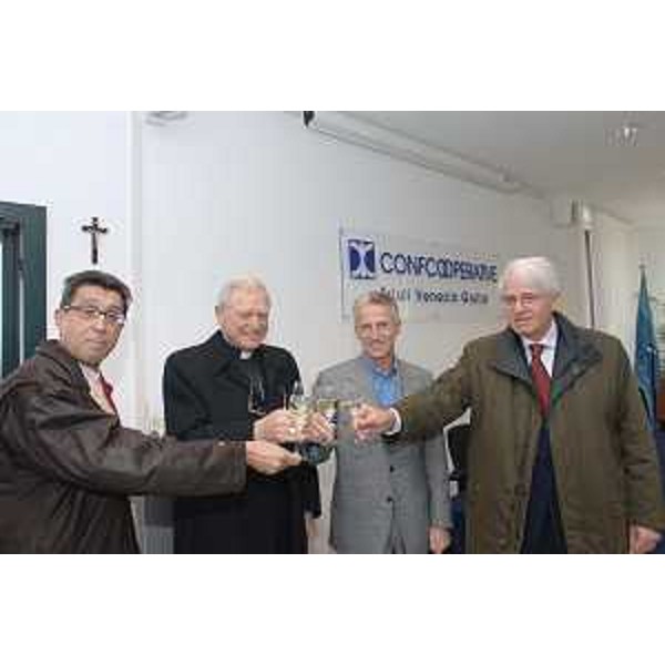 Riccardo Illy (Presidente Regione Friuli Venezia Giulia), Luigi Marini (Presidente nazionale Confcooperative) e Ivano Benvenuti (Presidente Confcooperative) all'inaugurazione della nuova sede regionale della Confcooperative a Udine. (Udine 14/11/07) 