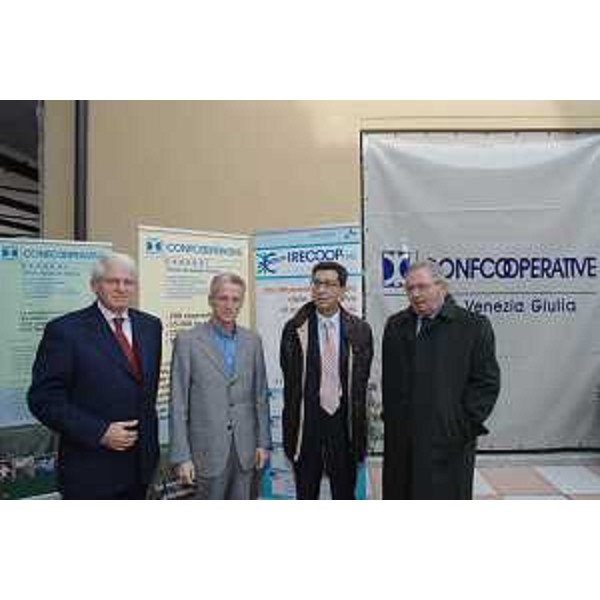 Riccardo Illy (Presidente Regione Friuli Venezia Giulia), Luigi Marini (Presidente nazionale Confcooperative) e Ivano Benvenuti (Presidente Confcooperative) all'inaugurazione della nuova sede regionale della Confcooperative a Udine. (Udine 14/11/07) 