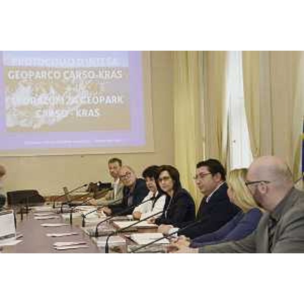 Sara Vito (Assessore regionale Ambiente ed Energia) alla firma del Protocollo d'intesa per l'istituzione del Geoparco Carso-Kras - Trieste 14/09/2017