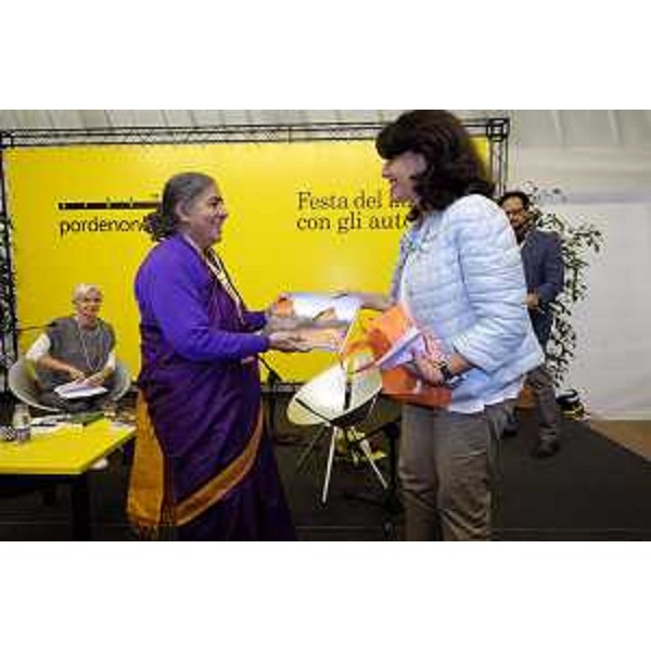 Mariagrazia Santoro (Assessore regionale Infrastrutture e Territorio) consegna il premio Dolomiti Unesco a Vandana Shiva (Scienziata ed economista indiana) a pordenonelegge - Pordenone 14/09/2017