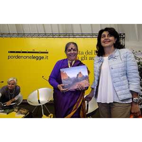 Mariagrazia Santoro (Assessore regionale Infrastrutture e Territorio) consegna il premio Dolomiti Unesco a Vandana Shiva (Scienziata ed economista indiana) a pordenonelegge - Pordenone 14/09/2017