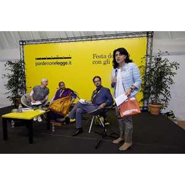 Mariagrazia Santoro (Assessore regionale Infrastrutture e Territorio) alla consegna del premio Dolomiti Unesco a Vandana Shiva (Scienziata ed economista indiana) a pordenonelegge - Pordenone 14/09/2017
