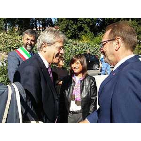 Franco Ceregioli (Sindaco Sarnano), Paolo Gentiloni (Presidente Consiglio Ministri), Debora Serracchiani (Presidente Regione Friuli Venezia Giulia) e Angelo Sciapichetti (Assessore Protezione civile Regione Marche) all'inaugurazione della scuola dell'infanzia "Benedetto Costa" - Sarnano (MC) 15/09/2017