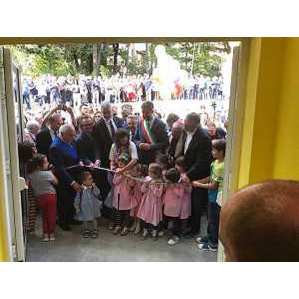 Paolo Panontin (Assessore Protezione civile Regione FVG), Debora Serracchiani (Presidente Regione Friuli Venezia Giulia) e Franco Ceregioli (Sindaco Sarnano) all'inaugurazione della scuola dell'infanzia "Benedetto Costa" - Sarnano (MC) 15/09/2017