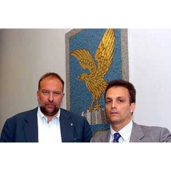 Roberto Cosolini (Assessore Regionale al lavoro, formazione, università e ricerca) incontra Francesco Russo (Direttore Istituto Jacques Maritain) (Trieste, 20/07/05)