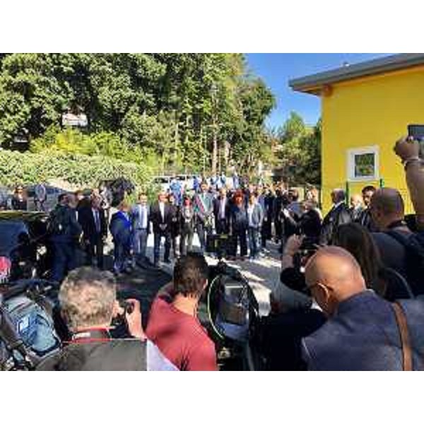 Debora Serracchiani (Presidente Regione Friuli Venezia Giulia), Franco Ceregioli (Sindaco Sarnano), Paolo Gentiloni (Presidente Consiglio Ministri) e Valeria Fedeli (Ministro Istruzione) all'inaugurazione della scuola dell'infanzia "Benedetto Costa" - Sarnano (MC) 15/09/2017