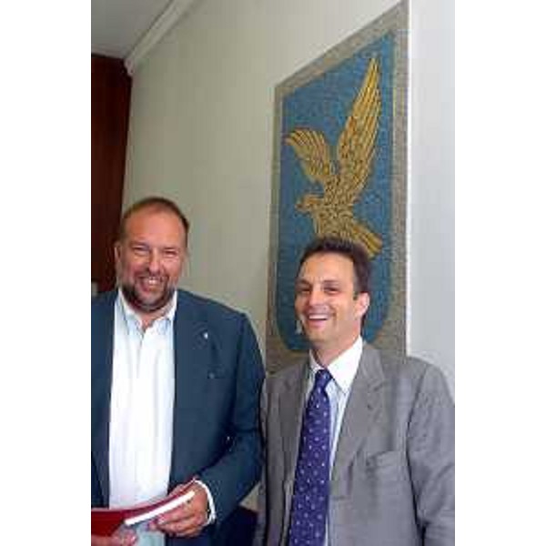 Roberto Cosolini (Assessore Regionale al lavoro, formazione, università e ricerca) incontra Francesco Russo (Direttore Istituto Jacques Maritain) (Trieste, 20/07/05)