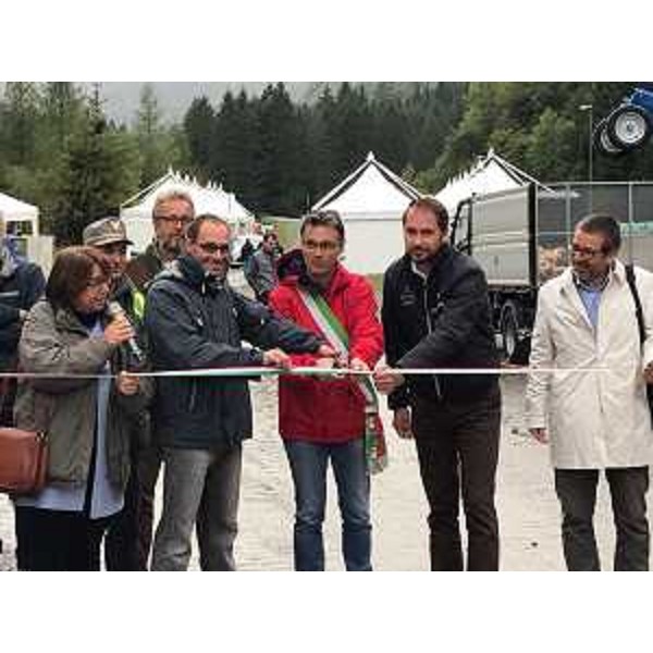 Giorgio Di Centa (Campione sci nordico), Massimo Mentil (Sindaco Paluzza), Cristiano Shaurli (Assessore regionale Risorse agricole e forestali) e Giorgio Zanin (Deputato) all'inaugurazione della rassegna "Boster nordest" - Paluzza 15/08/2017