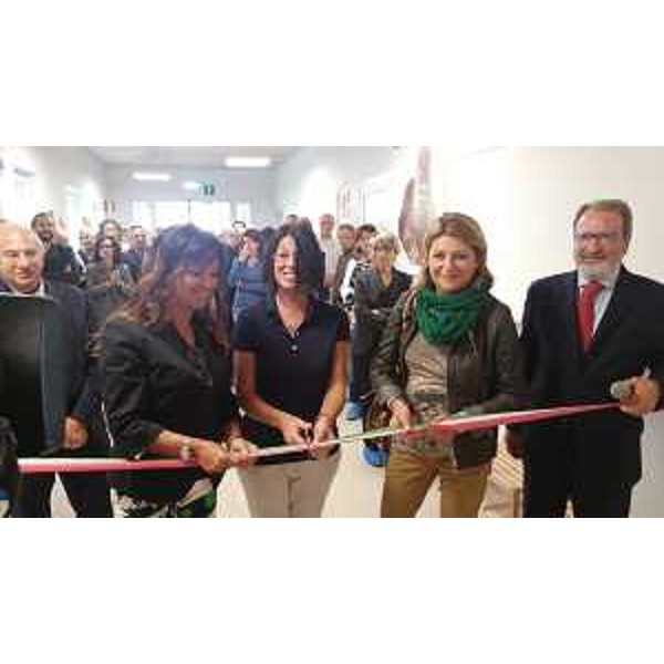 Angela Brandi (Assessore comunale Educazione, Scuola, Università e Ricerca), Carla Hollesch (Educatrice), Maria Sandra Telesca (Assessore regionale Salute, Integrazione socio-sanitaria, Politiche sociali e Famiglia) e Nicola Delli Quadri (Direttore generale Azienda sanitaria universitaria integrata - Asuit) al taglio del nastro del nido Tosolini - Trieste 18/09/2017