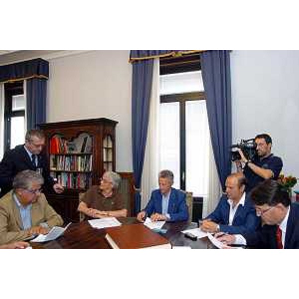 Riccardo Illy (Presidente Regione Friuli Venezia Giulia), Lodovico Sonego (Assessore Regionale alla pianificazione territoriale, energia, mobilità e infrastrutture di trasporto), Gianfranco Moretton (Assessore Regionale all'ambiente, lavori pubblici e protezione civile) incontrano la delegazione di Lega Ambiente (Trieste, 19/07/05)