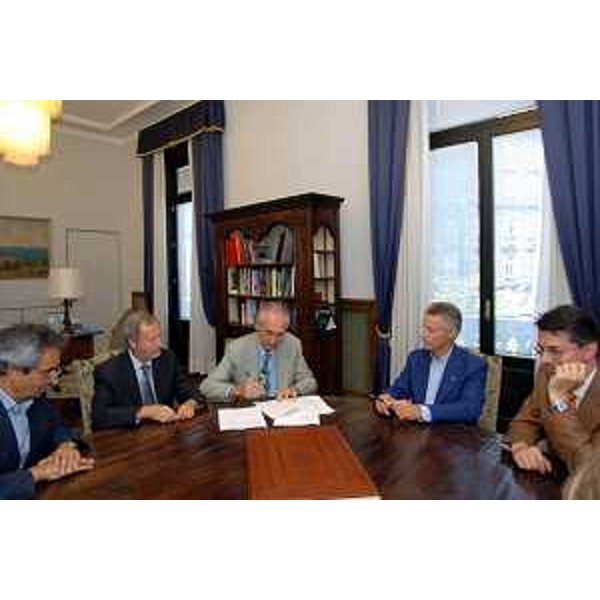 Riccardo Illy (Presidente Regione Friuli Venezia Giulia) ed Ezio Beltrame (Assessore Regionale alla salute e protezione sociale) con i direttori delle Aziende Sanitarie del Friuli (Trieste (19/07/05)