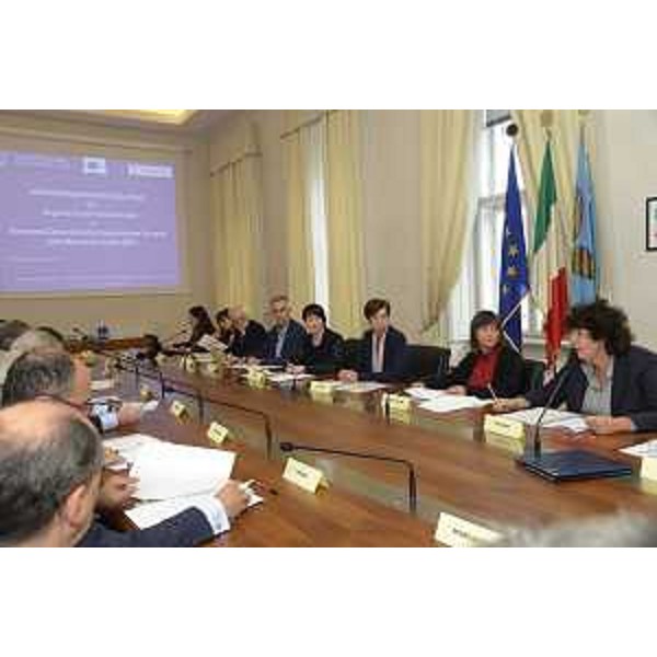 Emanuela Bellan (Capo unità relazioni interistituzionali Joint Research Centre), Debora Serracchiani (Presidente Regione Friuli Venezia Giulia) e Loredana Panariti (Assessore regionale Lavoro, Formazione, Istruzione, Pari Opportunità, Politiche giovanili, Ricerca e Università) alla sigla del memorandum d'intesa da parte della Regione e del Joint Research Centre (JRC) della Commissione europea - Trieste 20/09/2017