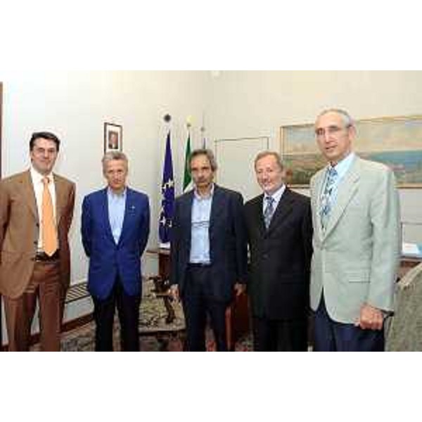 Riccardo Illy (Presidente Regione Friuli Venezia Giulia) ed Ezio Beltrame (Assessore Regionale alla salute e protezione sociale) con i direttori delle Aziende Sanitarie del Friuli (Trieste (19/07/05)