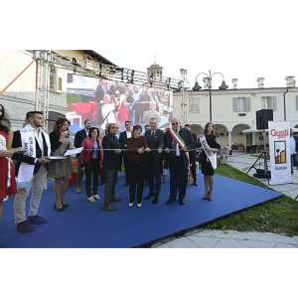 Gli assessori regionali Cristiano Shaurli (Risorse agricole e forestali) e Sara Vito (Ambiente ed Energia), Davide Paolini (Critico enogastronomico), Antonia Klugmann (Chef), Sergio Bolzonello (Vicepresidente Regione FVG e assessore Attività produttive, Turismo e Cooperazione) e Rodolfo Ziberna (Sindaco Gorizia) durante il taglio del nastro a "Gusti di Frontiera" - Gorizia 21/09/2017