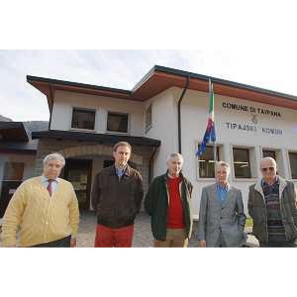 Riccardo Illy (Presidente Regione Friuli Venezia Giulia) con Ellio Berra (Sindaco Taipana) e altri amministratori locali di Taipana. (Taipana 14/11/07)