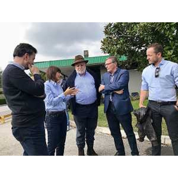 Oreste Vanin (Sindaco Meduno), Debora Serracchiani (Presidente Regione Friuli Venezia Giulia), Edoardo Roncadin (Titolare Roncadin), Lino Canderan (Vicesindaco Meduno) e Dario Roncadin (Figlio del titolare Roncadin) durante il sopralluogo presso lo stabilimento Roncadin interessato dall'incendio - Meduno 22/09/2017