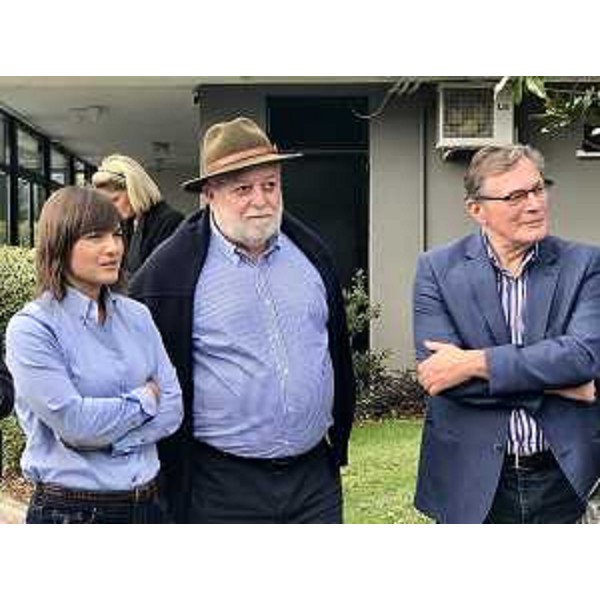 Debora Serracchiani (Presidente Regione Friuli Venezia Giulia), Edoardo Roncadin (Titolare Roncadin) e Lino Canderan (Vicesindaco Meduno) durante il sopralluogo presso lo stabilimento Roncadin interessato dall'incendio - Meduno 22/09/2017